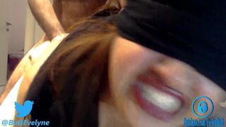 Жена с завязанными глазами не имеет ни малейшего понятия, НО ее трахает нез порно